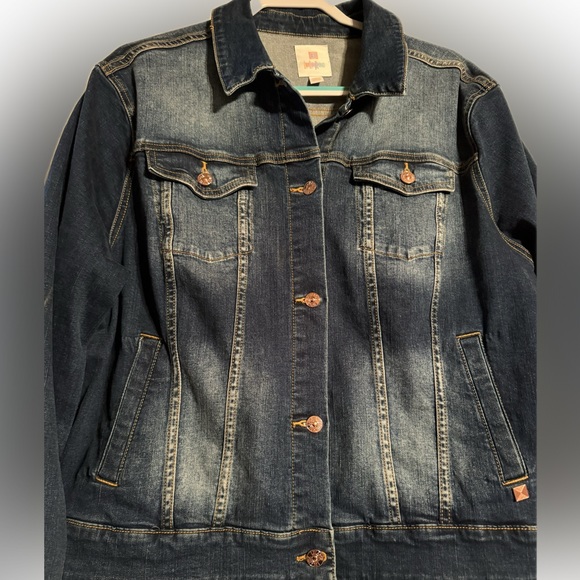❤️🌹🌹 LuLaRoe denim jacket. With rose 🌹 colored buttons. - Picture 4 of 9